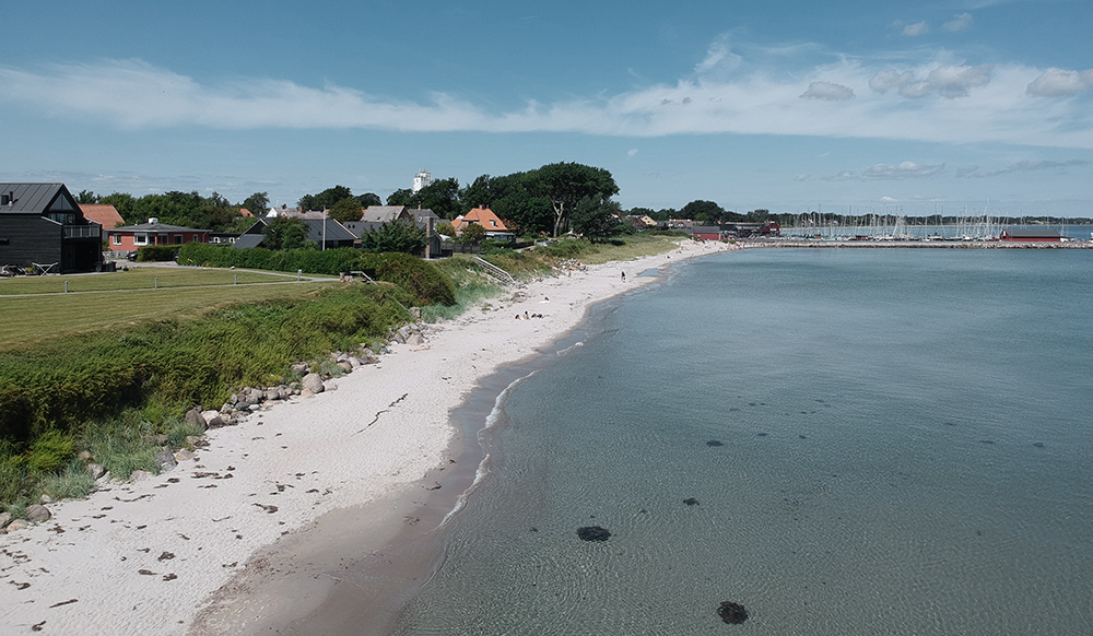 Dejlig badestrand i kort afstand til Ballen Badehotel.